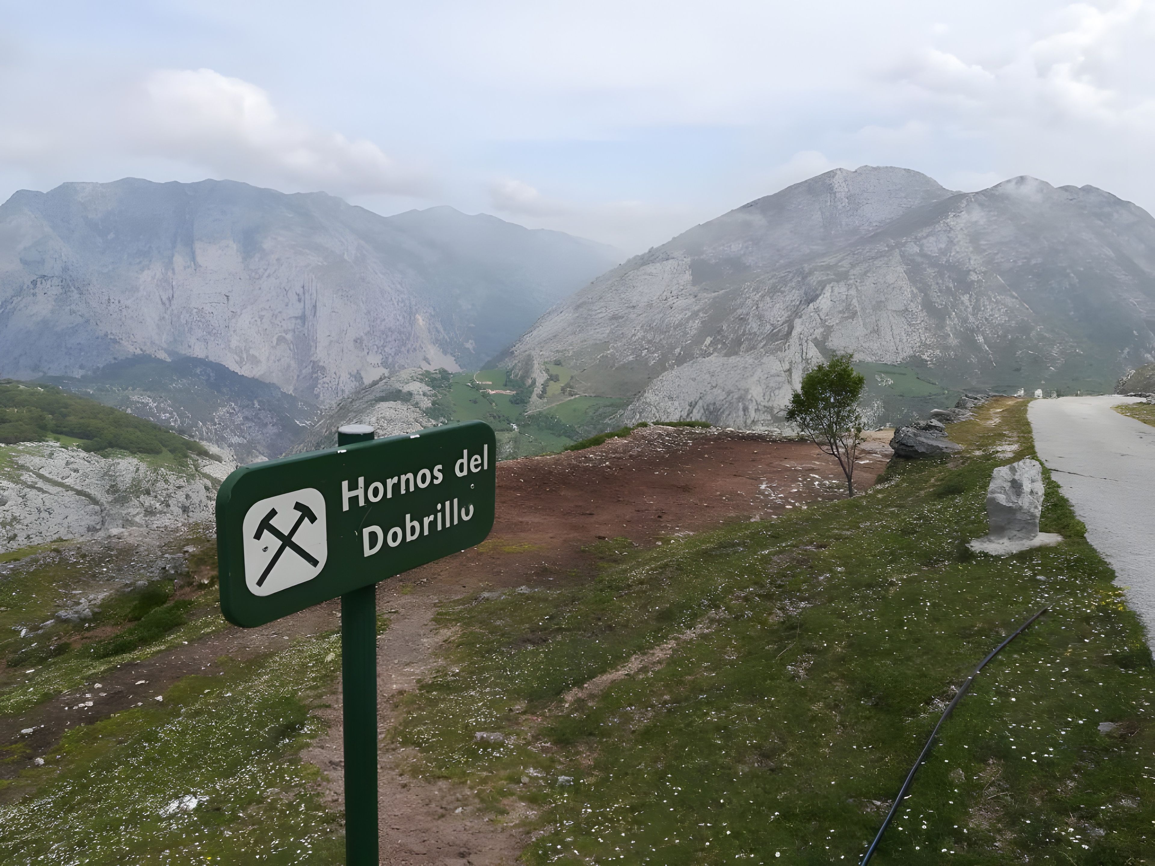 Un panneau indiquant la direction de Hornos del Dobrillo, avec un symbole représentant une randonnée.