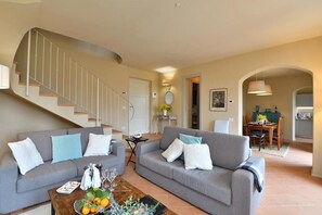 Living area - Il Mirto - 3 Bedroom villa, pool & AC by Pelagone Golf, Gavorrano near the coast (Gavorrano)