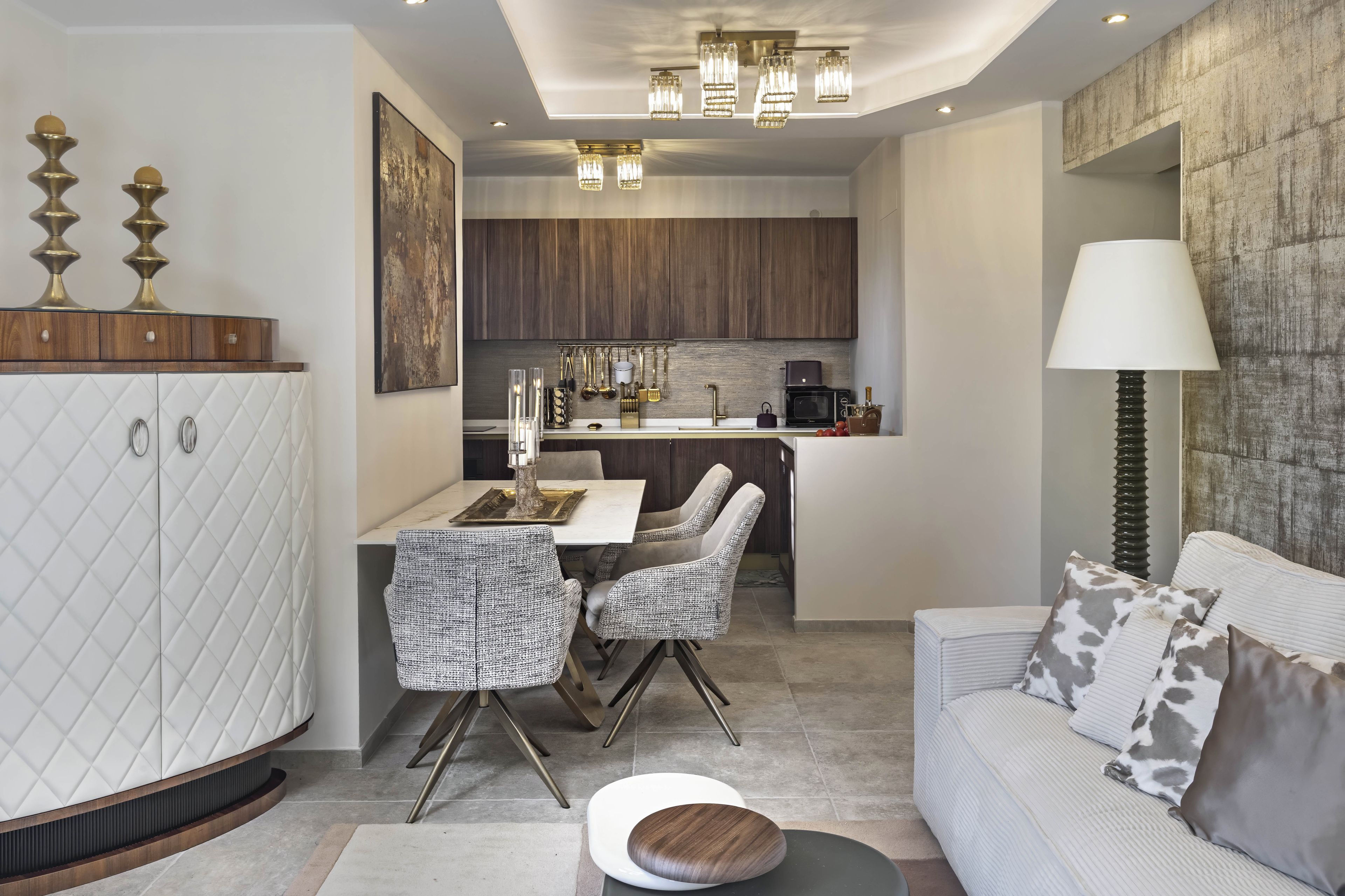 Ein modernes Wohnzimmer mit einer Couch, einem Essbereich mit Stühlen und einer Küche mit Holzausstattung.