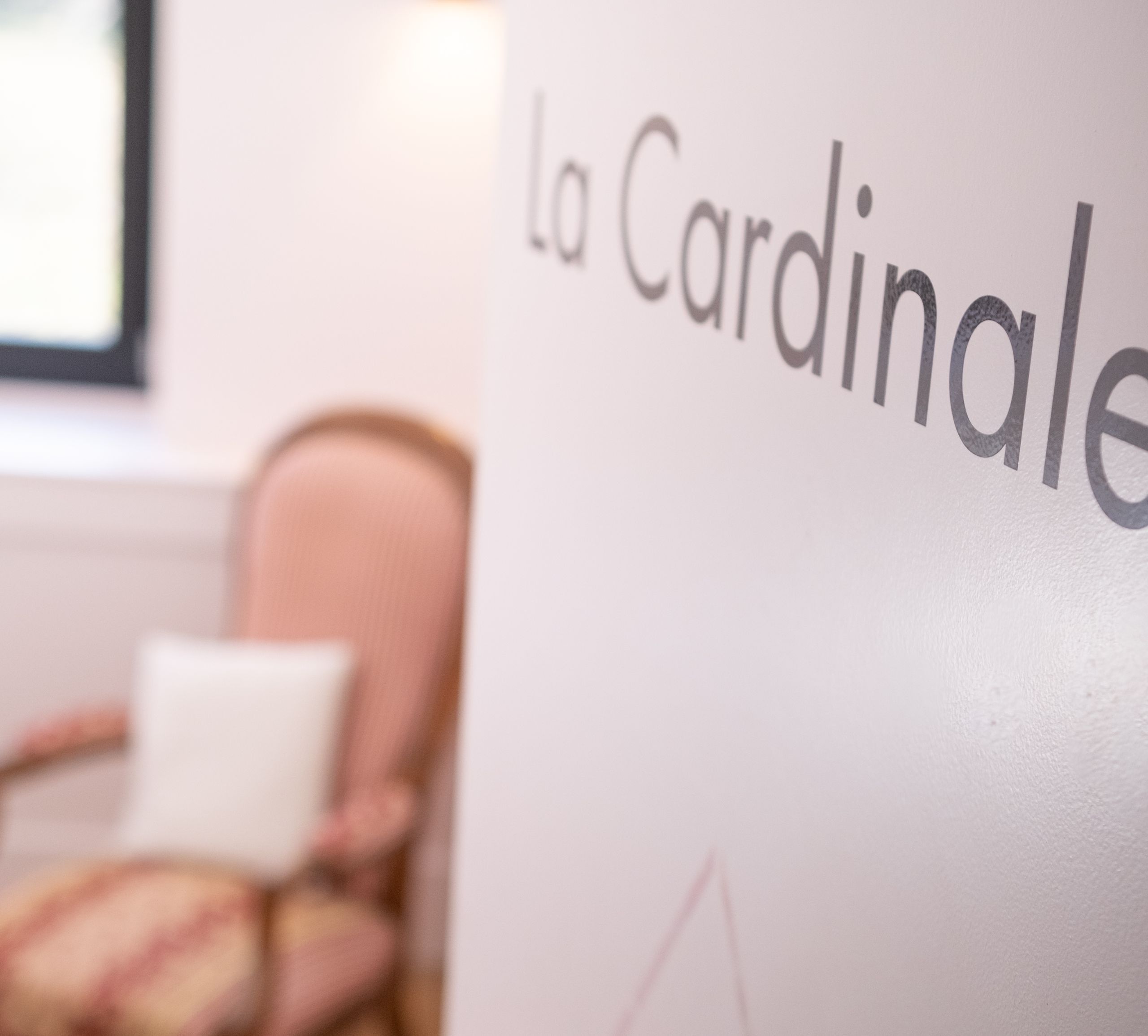 Un mur sur lequel on peut voir en partie l’inscription « La Cardinale ».