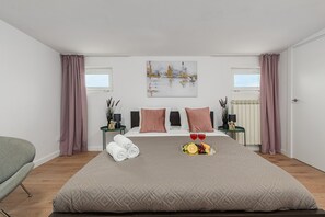 A hotel room with a large bed, two nightstands, a window, and a painting on the wall. - Lumina 3 room Apart near Pałac Kultury (Warszawa)