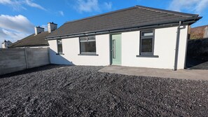 Exterior - Fabulous 3-bedroom house in Cahersiveen perfect for your getaway (Cahersiveen)
