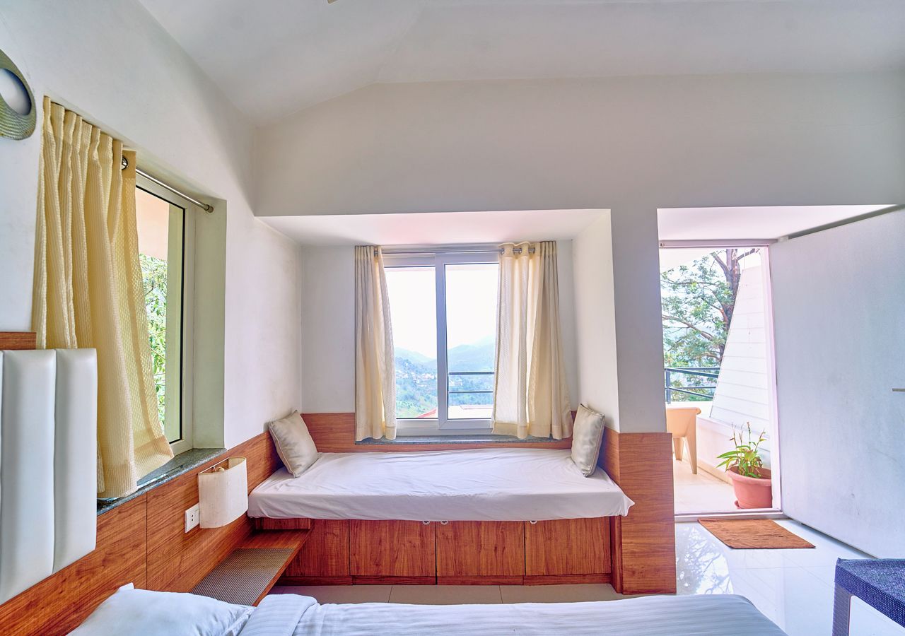 Una camera da letto con un letto, una finestra e vista sull'esterno.