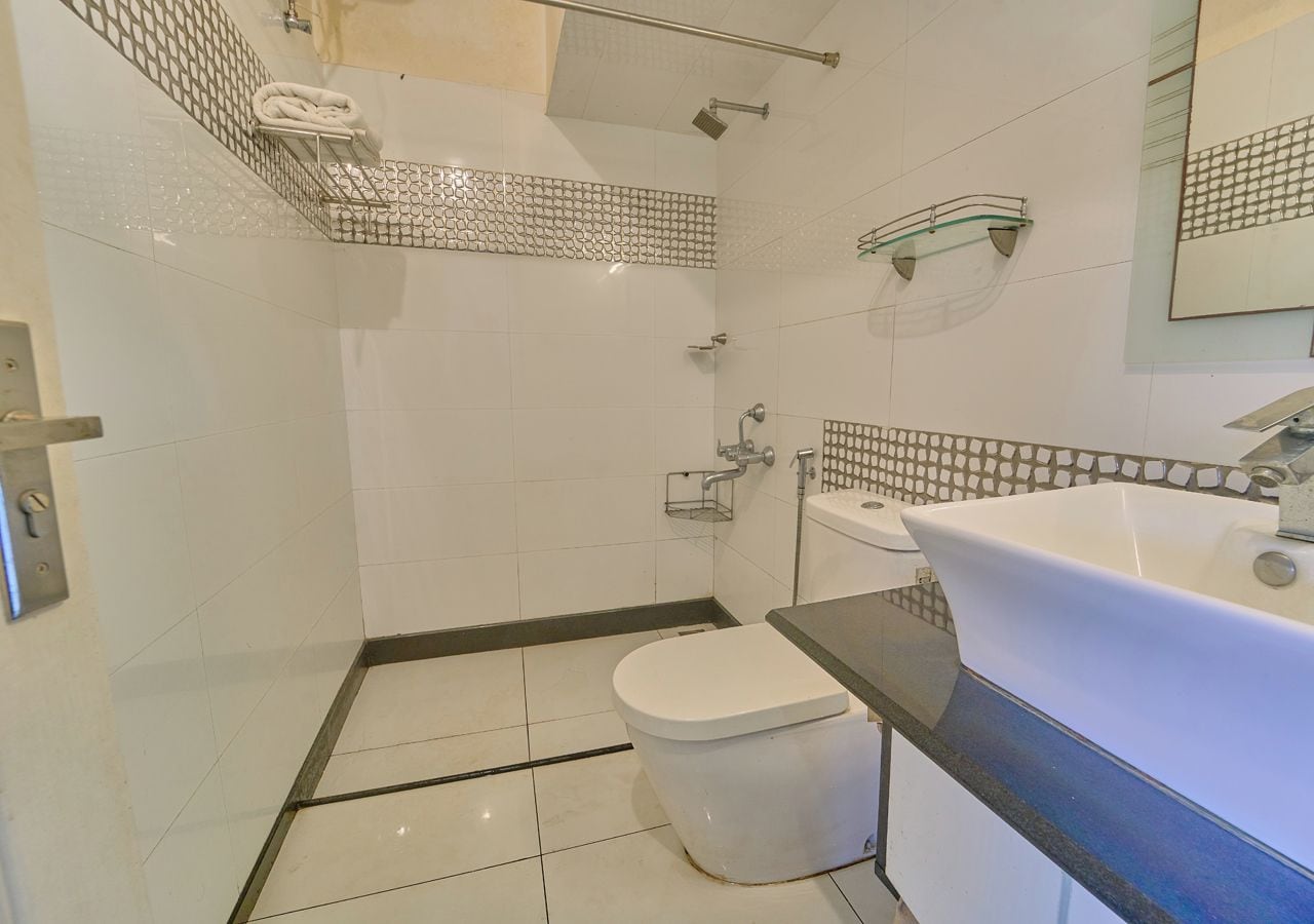 Un baño con inodoro, lavabo y ducha.