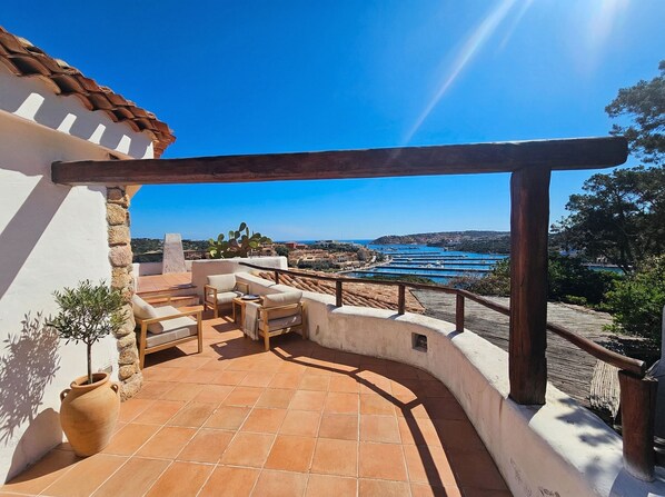 A terrace with a view of a coastal town and marina. - Villa Marina – Front Marina Luxury Living in Porto Cervo (Porto Cervo)