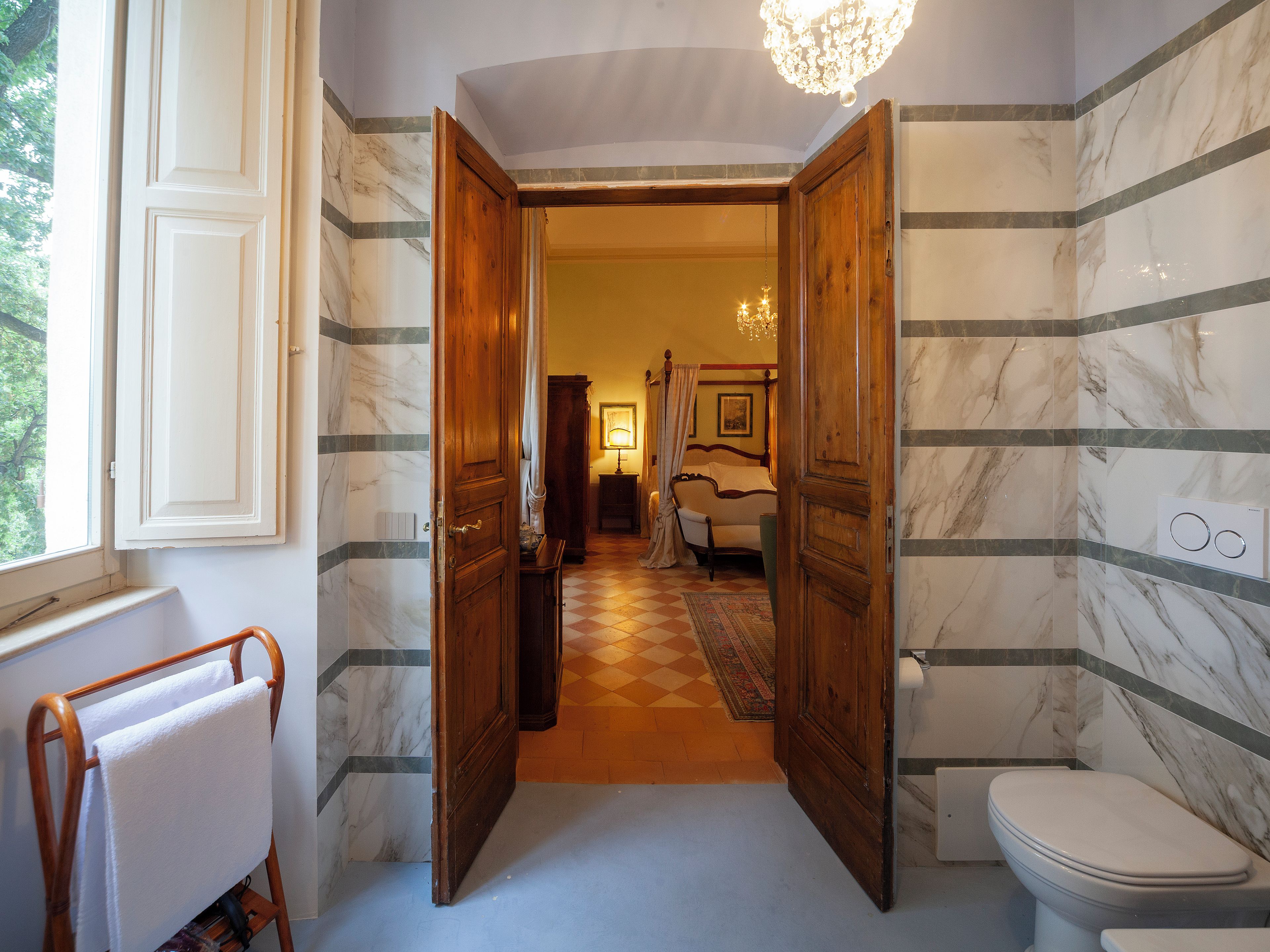 Ein Badezimmer mit Toilette, Waschbecken und Duschbereich.