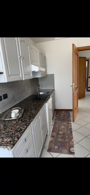 Private kitchen - Apartment 'Villa Gabri 25 Wellness' with Wi-Fi and air conditioning (Seriate)