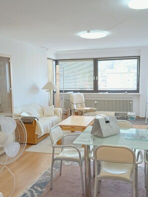 Living area - Vrbo Property (Burghausen)