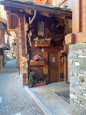Exterior detail - Enchanting Alpine Luxury Chalet (Pâquier)