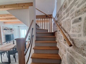 A staircase with wooden steps and a stone wall. - Villa Lili (Murter-Kornati)