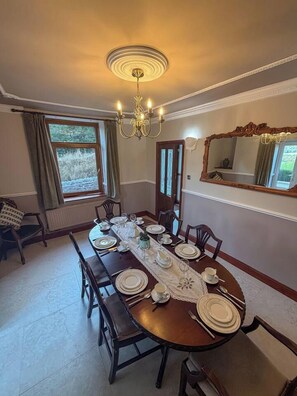 Dining - Bryn-Y-Wawr — Luxury 3-Bedroom House with Hot Tub (Trebanos)