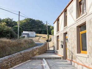 Property grounds - Bryn-Y-Wawr — Luxury 3-Bedroom House with Hot Tub (Trebanos)