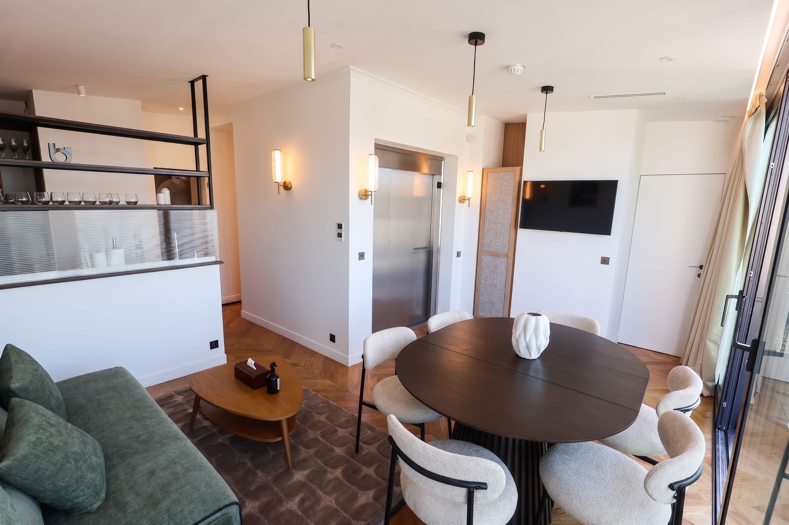 Un interior moderno con comedor, cocina y zona de estar.