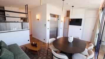 Un interior moderno con comedor, cocina y zona de estar.