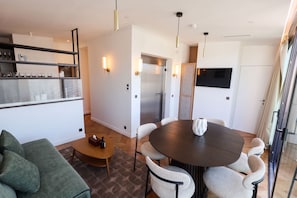 Un interior moderno con comedor, cocina y zona de estar.