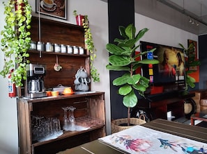Dining - Summer Retreat at Maboneng With Kingbed, Hugetv, Wi-fi, Shared Pool (Johannesburg)
