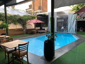 Pool - Summer Retreat at Maboneng With Kingbed, Hugetv, Wi-fi, Shared Pool (Johannesburg)