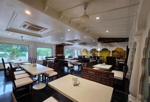 Dining - THE FOUR SEASONS RECREATION (Jalgaon)