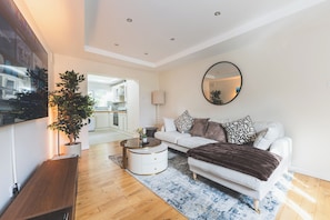 Living area - Comfortable/Cosy Sky lit 2 Bed London Flat With 75" Smart TV (London)