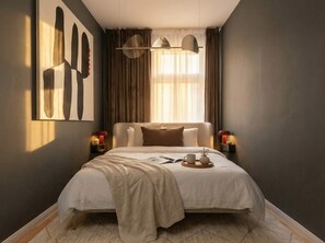 Ein modernes Schlafzimmer mit einem großen Bett, zwei Nachttischlampen, einem Nachttisch mit Lampe, einem Wandbild und einem Fenster mit Vorhängen.