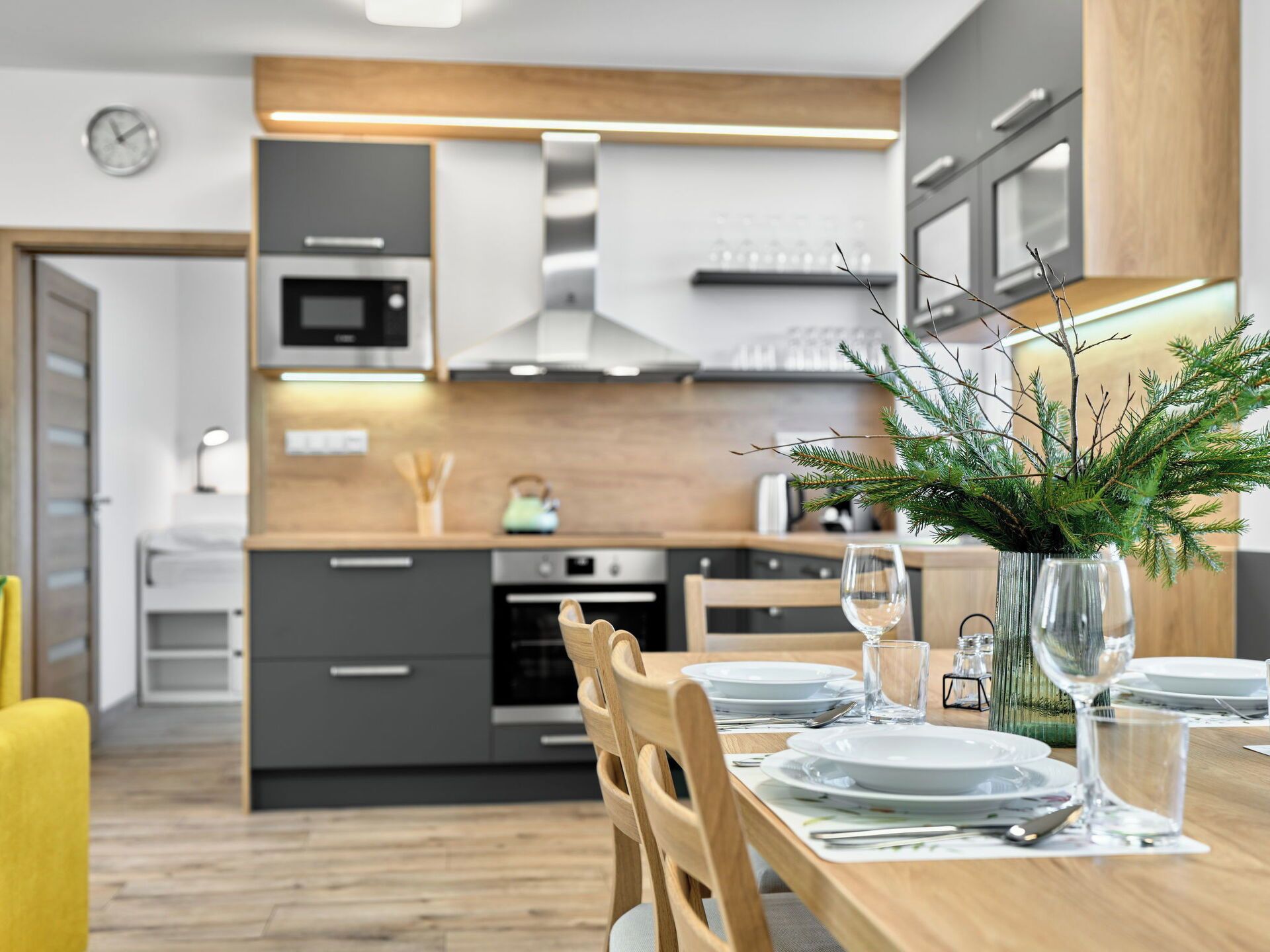 Una cocina moderna con comedor listo para disfrutar de una comida.