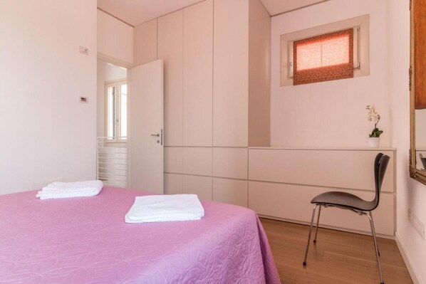 Room - Carmini Canal View and Balcony With Lift (Venice)