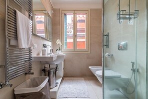 Bathroom - Carmini Canal View and Balcony With Lift (Venice)
