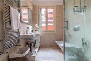 Bathroom - Carmini Canal View and Balcony With Lift (Venice)