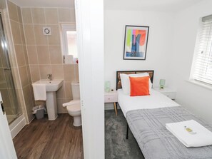 A bathroom with a shower, sink, and toilet. - 5 Warrington Lane (Coventry)
