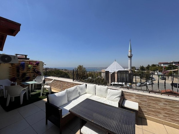 Outdoor dining - Doga Konukevi Ve Pansiyon (Istanbul)
