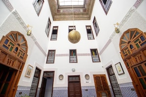المنشأة من الداخل