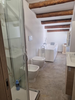 Bathroom - Apartment 'Casa Malida Guest House - Blu' with Mountain View, Hot Tub and Wi-Fi (Ucria)