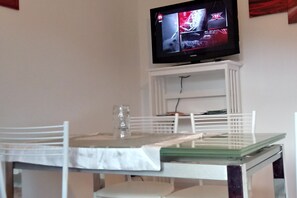 Dining - Apartment 'Rosemary' with Mountain View, Private Garden and Wi-Fi (Saint-Pierre)