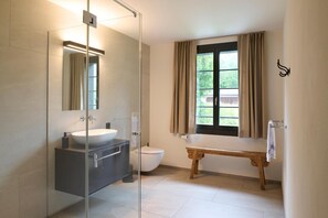 Bathroom - Eiger View Alpine Lodge (Grindelwald)