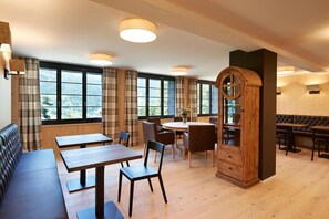 Dining - Eiger View Alpine Lodge (Grindelwald)