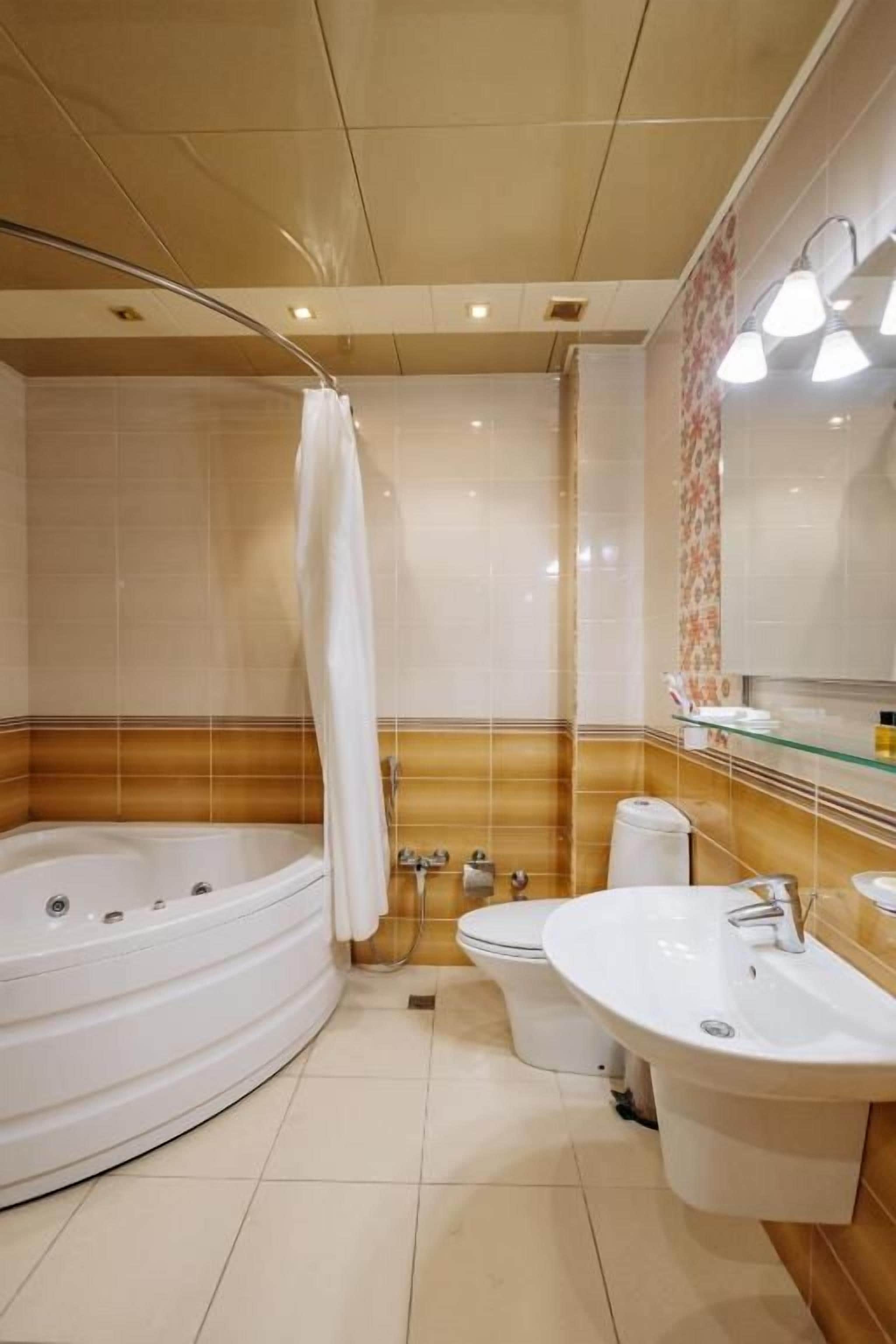 Une salle de bain avec une baignoire, des toilettes et un lavabo.