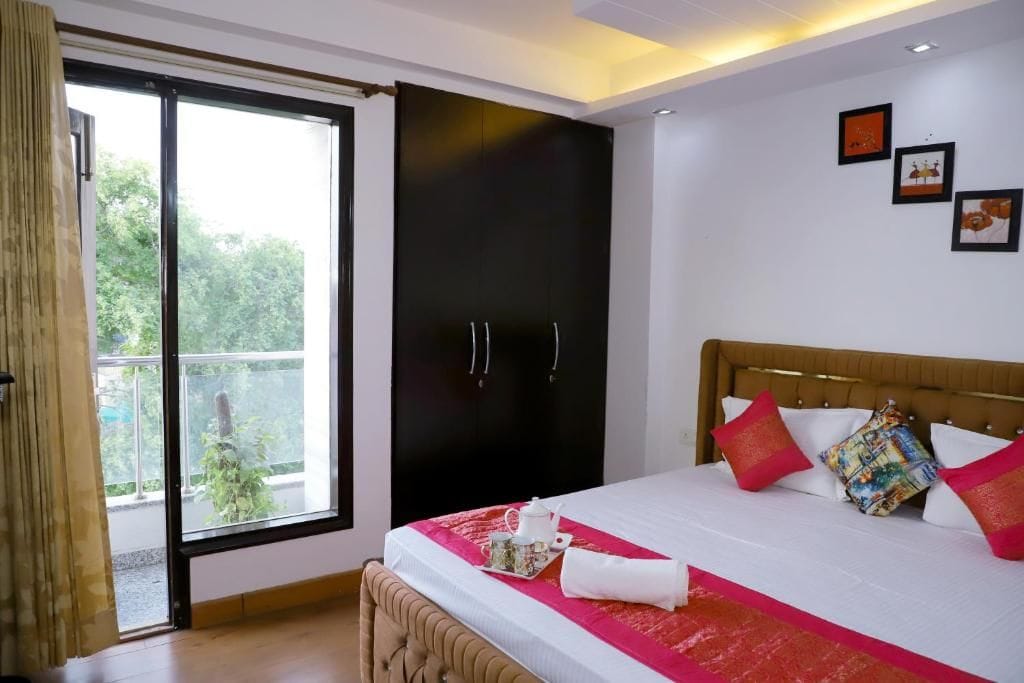 Een hotelkamer met een bed, een kledingkast, een raam en een balkon.