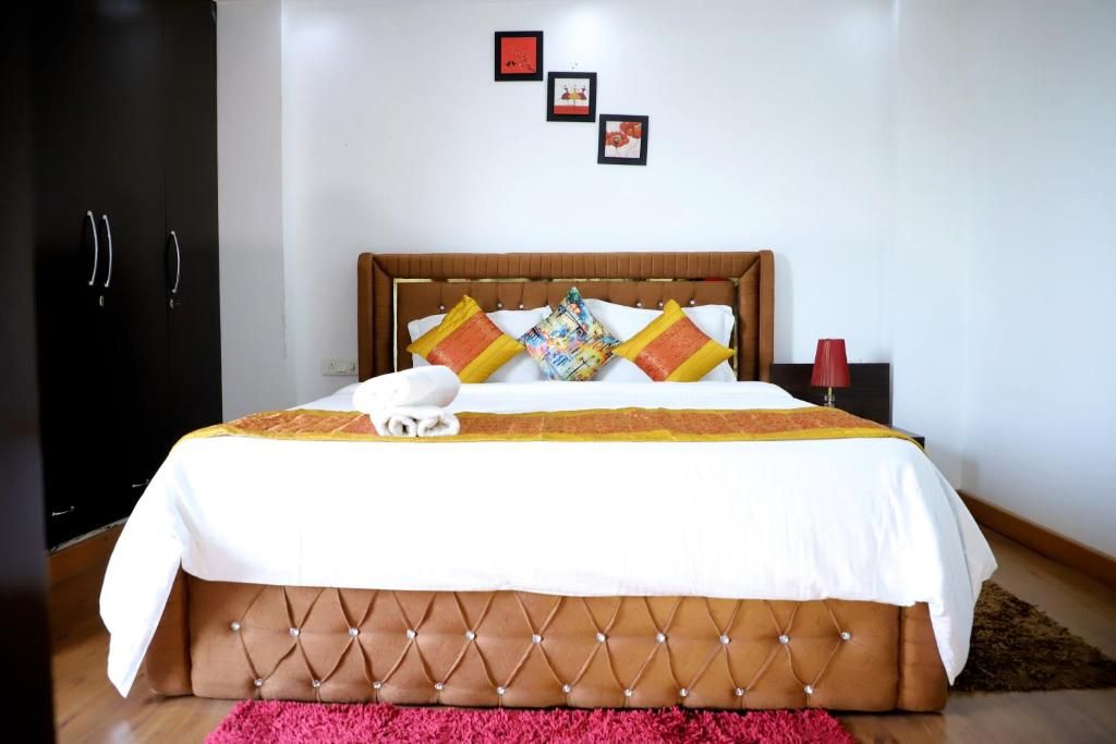Une chambre à coucher avec un lit, une table de chevet et une armoire.