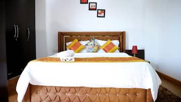 Une chambre à coucher avec un lit, une table de chevet et une armoire.