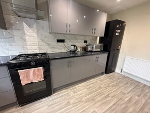 Private kitchen - Spacious Home very quiet location. (Luton)