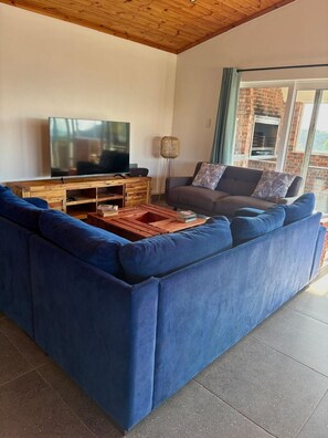 Living area - The Salt Life – Spacious Coastal Holiday Home, 100m From the Beach (Jeffreys Bay)