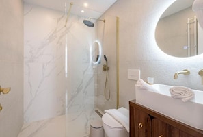 Bathroom - La Maison Parliament by BQA (Budapest)