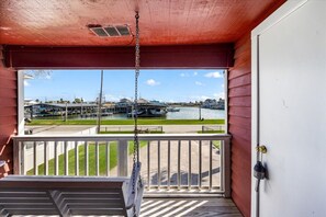 Relax & unwind with a gorgeous view - Waterfront Canal Home- Outdoor Bar/Boat Slip (Galveston)