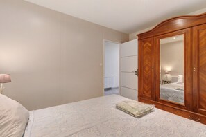 A bedroom with a bed, a wardrobe, and a mirror. - Holiday Home 'La Bergerie' with Private Terrace, Private Garden and Air Conditioning (Caux)