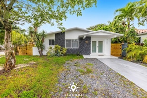 Room - Bright 4BR Pool Retreat Miami Stay (Miami)