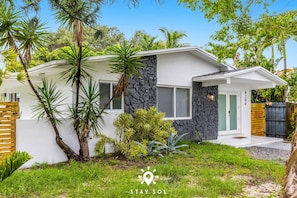 Room - Bright 4BR Pool Retreat Miami Stay (Miami)