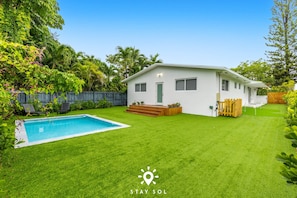 Room - Bright 4BR Pool Retreat Miami Stay (Miami)
