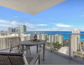 Room - Bayview Luxury Pools Chic 2BD Retreat (Hollywood)