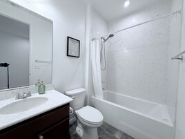 Un baño con bañera, inodoro y lavabo.
