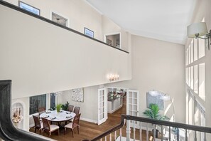 A spacious interior with a dining area, kitchen, and upper-level seating. - Super Stunning House With Free Parking Santa Clara (Santa Clara)
